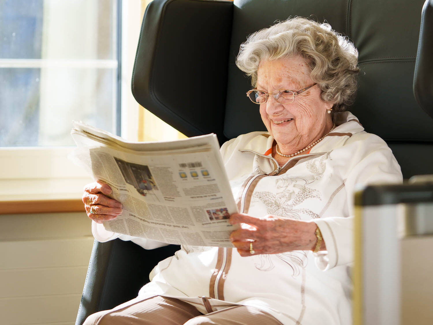 Ein Pflegegast liest bei InnCare in Haag eine Zeitung